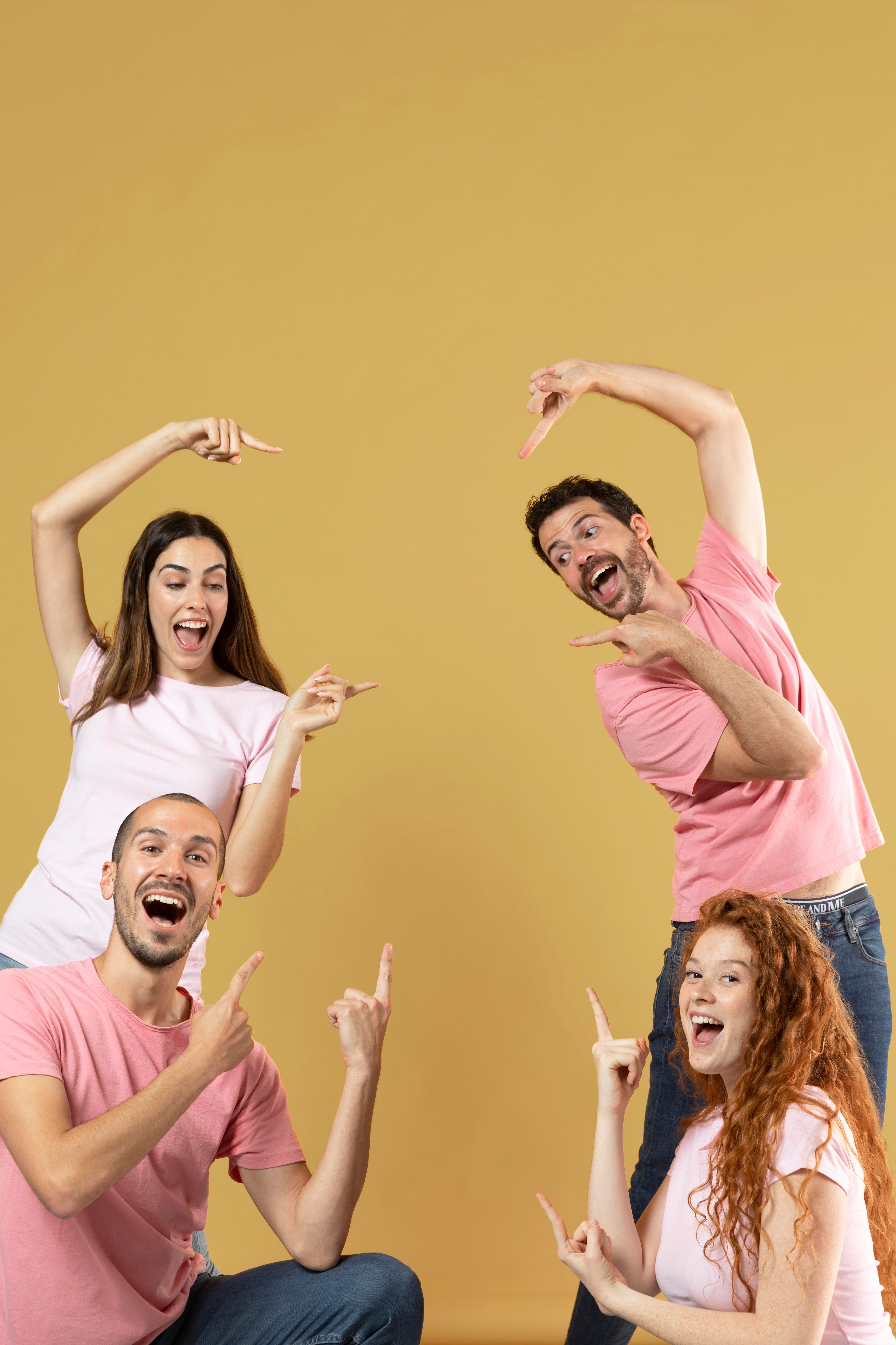 grupo-de-amigos-posando-juntos